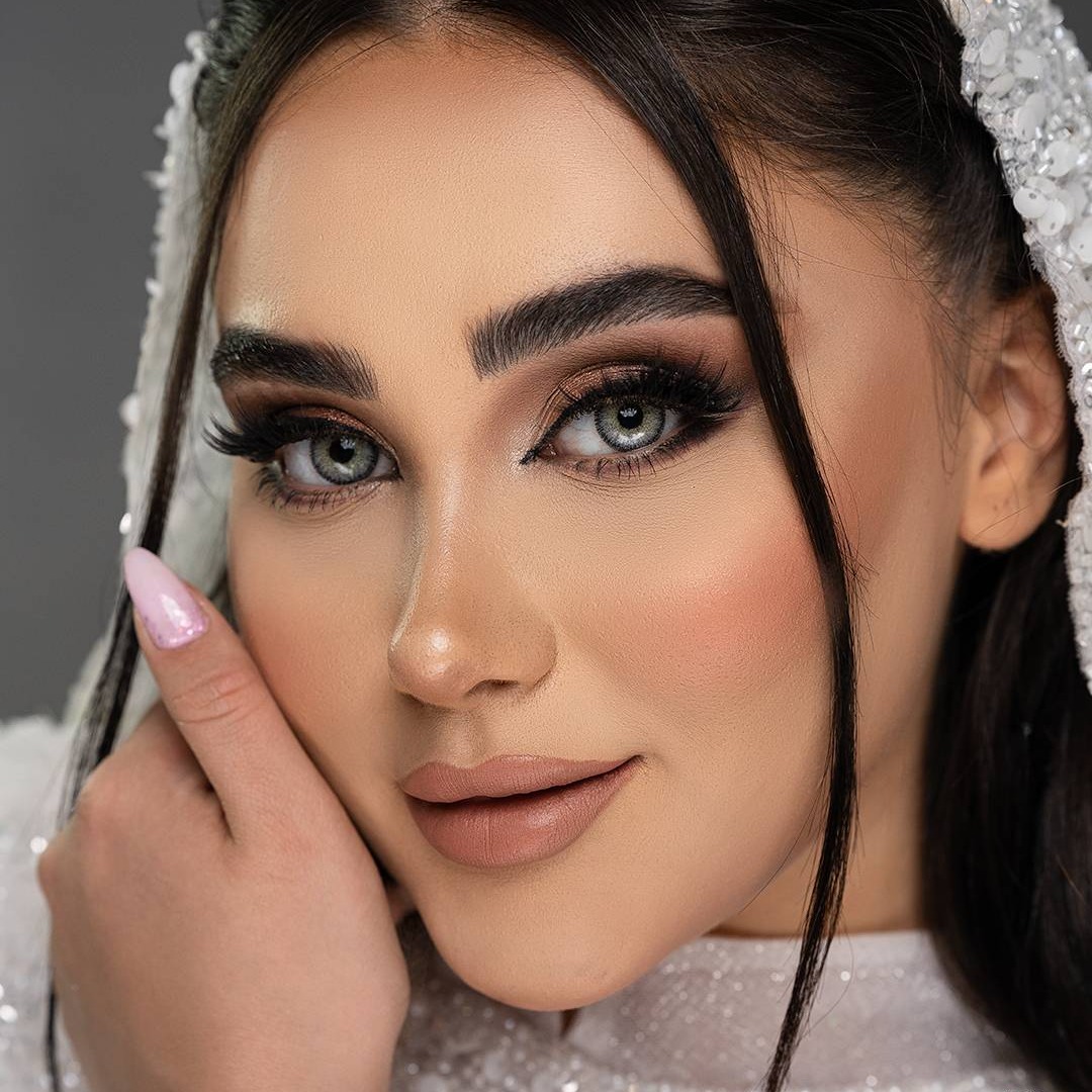 اجرای تمامی سبک های میکاپ عروس و همراهی 